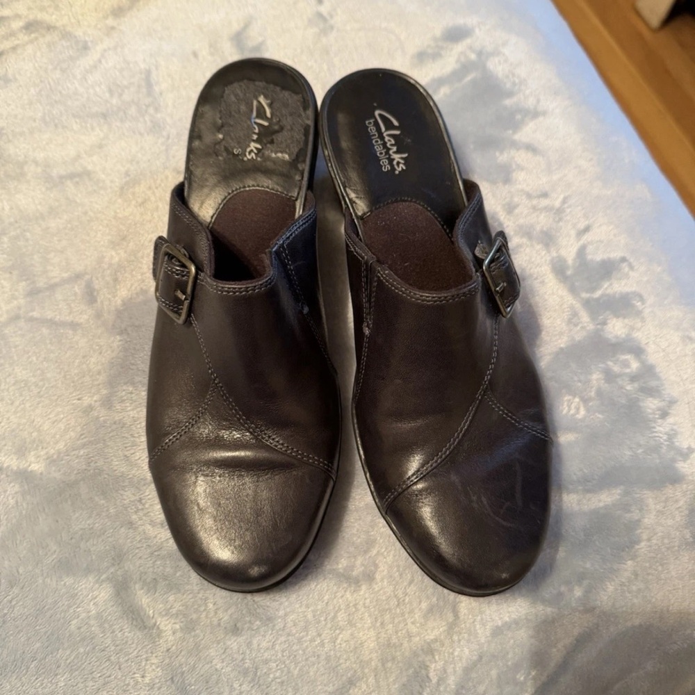 Clark’s Women’s black slip on mules. Size 6.5